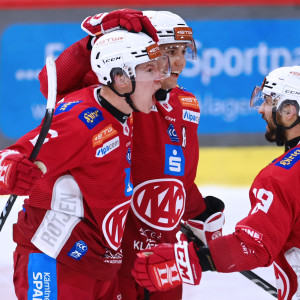 Tobias Sablattnig und seine Mitspieler feierten das Game Winning Goal lautstark Tobias Sablattnig und seine Mitspieler feierten das Game Winning Goal lautstark
