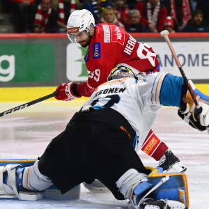 Raphael Herburger hatte am Abend nach seinem Geburtstag Pech, er wurde von Goalie Tirronen zwei Mal im "Eins-gegen-Eins" verneint Raphael Herburger hatte am Abend nach seinem Geburtstag Pech, er wurde von Goalie Tirronen zwei Mal im "Eins-gegen-Eins" verneint