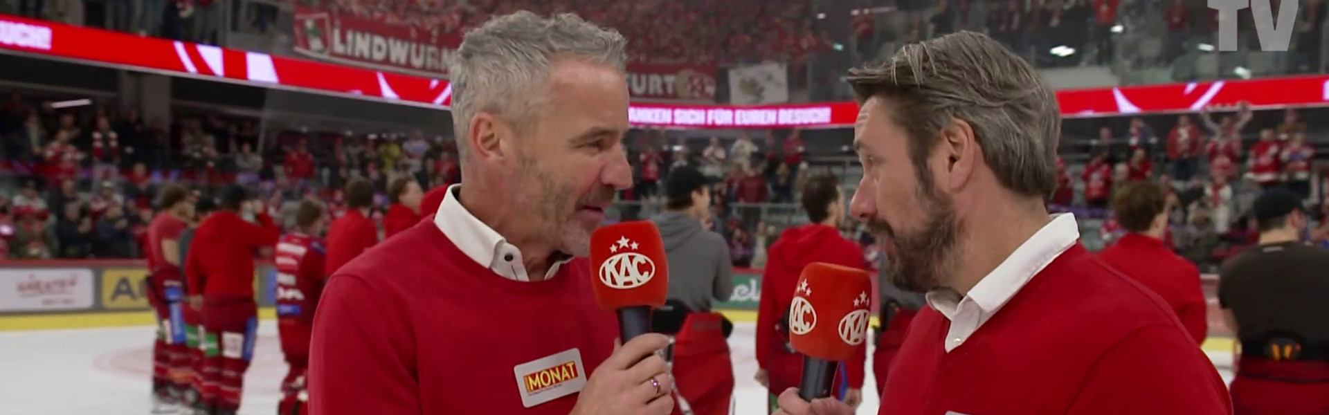 Joschi Peharz und Marc Brabant ordnen den neuerlichen Heimsieg der Rotjacken mitten in den Feierlichkeiten nach Spielende ein