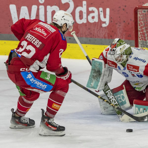 Senna Peeters vergab den dritten und letzten Penalty Shot der Rotjacken, die im Shootout damit ohne Treffer blieben Senna Peeters vergab den dritten und letzten Penalty Shot der Rotjacken, die im Shootout damit ohne Treffer blieben