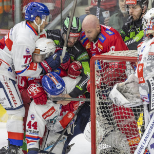 Der erste Durchgang hatte hitzige Phasen, in einer davon wurde Jan Muršak aufgrund von Kritik an den Offiziellen mit einer Spieldauer-Strafe belegt. Der erste Durchgang hatte hitzige Phasen, in einer davon wurde Jan Muršak aufgrund von Kritik an den Offiziellen mit einer Spieldauer-Strafe belegt.