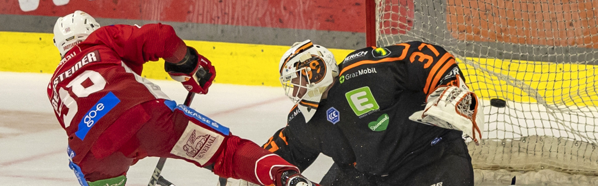 Daniel Obersteiner traf im Penaltyschießen als einziger von sechs Schützen und sicherte den Rotjacken einen weiteren Heimsieg