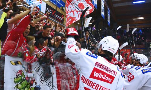 Die Rotjacken jubelten am Sonntag in Villach mit ihren Fans über Derbysieg und Playoff-Einzug