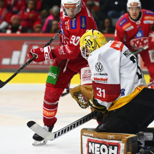 Matt Fraser verkürzte im Powerplay spät im zweiten Abschnitt auf 2:4 und leitete damit die rot-weiße Aufholjagd ein Matt Fraser verkürzte im Powerplay spät im zweiten Abschnitt auf 2:4 und leitete damit die rot-weiße Aufholjagd ein