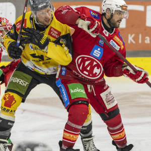 Steven Strong verbrachte einen erfolgreichen Abend, zuerst traf er vorne selbst, dann blockte er hinten mehrfach herausragend Steven Strong verbrachte einen erfolgreichen Abend, zuerst traf er vorne selbst, dann blockte er hinten mehrfach herausragend