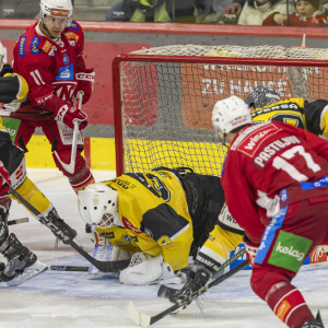 Pustertal-Torhüter Edward Pasquale spielte eine starke Partie, musste sich letztlich aber zwei Mal geschlagen geben Pustertal-Torhüter Edward Pasquale spielte eine starke Partie, musste sich letztlich aber zwei Mal geschlagen geben