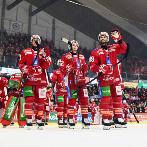 Die Rotjacken konnten  sich nach der Partie von einer vollen Heidi Horten-Arena feiern lassen Die Rotjacken konnten sich nach der Partie von einer vollen Heidi Horten-Arena feiern lassen