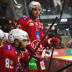 Enttäuschte Minen auf der Rotjacken-Bank nach der ersten Heimniederlage seit Mitte Januar Enttäuschte Minen auf der Rotjacken-Bank nach der ersten Heimniederlage seit Mitte Januar