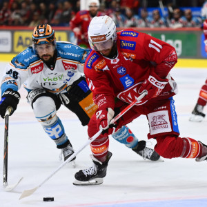 Kevin Clark war neuerlich einer der auffälligsten Rotjacken-Stürmer, er zeichnete für einen der drei Metalltreffer in der ersten Verlängerung verantwortlich Kevin Clark war neuerlich einer der auffälligsten Rotjacken-Stürmer, er zeichnete für einen der drei Metalltreffer in der ersten Verlängerung verantwortlich