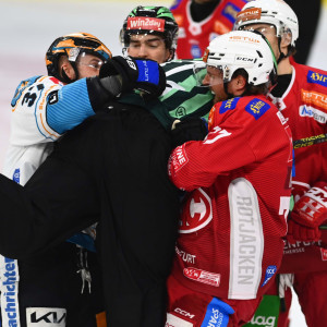 Im dritten Halbfinalduell ging es zwischen den Rotjacken und den Black Wings heiß her Im dritten Halbfinalduell ging es zwischen den Rotjacken und den Black Wings heiß her