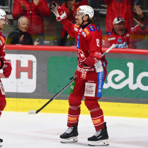 Nick Petersen erzielte den fünften und letzten Treffer der Rotjacken in dieser Partie Nick Petersen erzielte den fünften und letzten Treffer der Rotjacken in dieser Partie