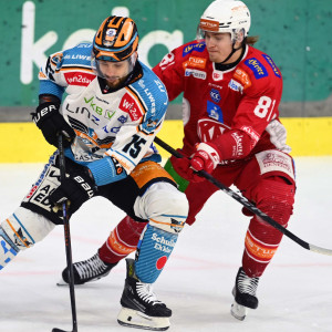 Finn van Ee, hier im Duell mit seinem ehemaligen Mitspieler Marcel Witting, gehörte neuerlich zu Klagenfurts Aktivsten Finn van Ee, hier im Duell mit seinem ehemaligen Mitspieler Marcel Witting, gehörte neuerlich zu Klagenfurts Aktivsten