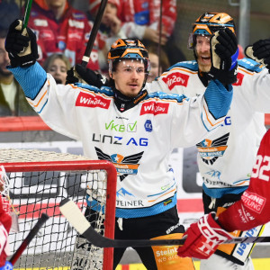 Grund für Jubel gab es anfangs nur auf Seiten der Black Wings, Niklas Bretschneiders Tor in Minute 14 war aber das letzte der Linzer in diesem Spiel Grund für Jubel gab es anfangs nur auf Seiten der Black Wings, Niklas Bretschneiders Tor in Minute 14 war aber das letzte der Linzer in diesem Spiel