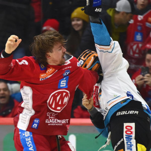 Nick Petersen lieferte sich im zweiten Abschnitt einen zünftigen Faustkampf mit Andreas Kristler, den der KAC-Topscorer auch gewinnen konnte