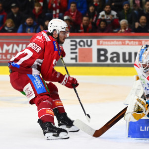 Fabian Hochegger assistierte bei seinem Comeback nach Verletzung zum ersten KAC-Tor und erzielte das zweite - hier im Bild - selbst Fabian Hochegger assistierte bei seinem Comeback nach Verletzung zum ersten KAC-Tor und erzielte das zweite - hier im Bild - selbst