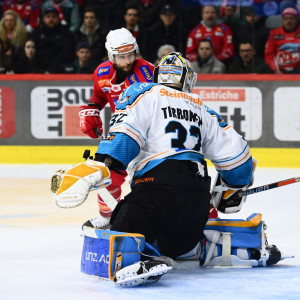 Raphael Herburger fälscht einen Jensen Aabo-Schuss zum Series Clinching Goal ab