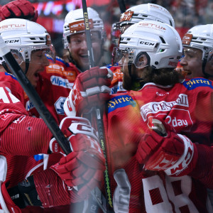 Die rot-weiße Jubeltraube nach dem  Führungstreffer, der an diesem Abend jedoch der einzige des EC-KAC blieb Die rot-weiße Jubeltraube nach dem Führungstreffer, der an diesem Abend jedoch der einzige des EC-KAC blieb