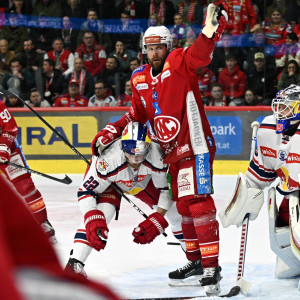 Jan Muršak gab bei den Rotjacken sein lange ersehntes Comeback, nachdem er zuvor 17 Spiele verletzungsbedingt verpasst hatte Jan Muršak gab bei den Rotjacken sein lange ersehntes Comeback, nachdem er zuvor 17 Spiele verletzungsbedingt verpasst hatte