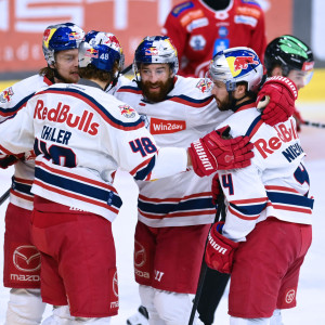 Salzburg jubelte über den frühen Führungstreffer durch Florian Baltram, dem ein fürchterlicher Wechselfehler der Rotjacken vorangegangen war Salzburg jubelte über den frühen Führungstreffer durch Florian Baltram, dem ein fürchterlicher Wechselfehler der Rotjacken vorangegangen war