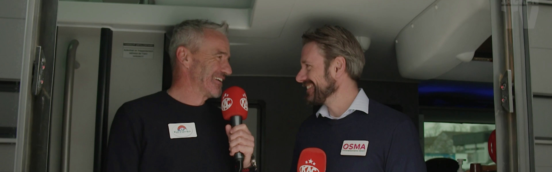 In der vierten Ausgabe des Finalmagazins von #Rotjacken-TV melden sich Joschi Peharz und Marc Brabant aus dem Mannschaftsbus des EC-KAC