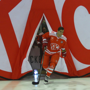 23. August 2015: Steven Strong startet in das erste Profispiel seiner Karriere, das CHL-Heimspiel gegen München 23. August 2015: Steven Strong startet in das erste Profispiel seiner Karriere, das CHL-Heimspiel gegen München