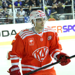 23. August 2015: Im Heimspiel gegen den EHC München in der Champions Hockey League bestreitet Steven Strong sein erstes von letztlich 578. Bewerbsspielen im Trikot der Rotjacken