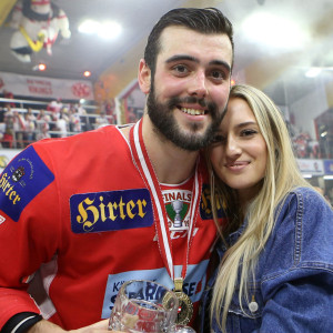 24. April 2019: Gemeinsam mit seiner Frau Kendall freut sich Steven Strong am Eis der damaligen Stadthalle Klagenfurt über seinen ersten Meistertitel