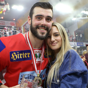 24.  April 2019: Gemeinsam mit seiner Frau Kendall freut sich Steven Strong am Eis der damaligen Stadthalle Klagenfurt über seinen ersten Meistertitel 24. April 2019: Gemeinsam mit seiner Frau Kendall freut sich Steven Strong am Eis der damaligen Stadthalle Klagenfurt über seinen ersten Meistertitel