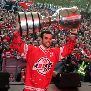 29. April 2019: Vor tausenden Fans am Neuen Platz in Klagenfurts Innenstadt präsentiert Steven Strong die Karl Nedwed-Trophy 29. April 2019: Vor tausenden Fans am Neuen Platz in Klagenfurts Innenstadt präsentiert Steven Strong die Karl Nedwed-Trophy