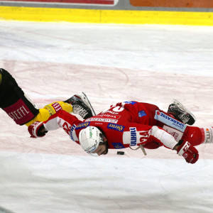 15. März 2022: Nach einem brutalen Dodero-Check im vierten Viertelfinalspiel fiel Steven Strong monatelang verletzt aus 15. März 2022: Nach einem brutalen Dodero-Check im vierten Viertelfinalspiel fiel Steven Strong monatelang verletzt aus