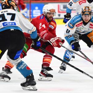 23. März 2025: Im dritten Halbfinalduell mit den Black Wings Linz bestritt Steven Strong sein letztes Heimspiel im KAC-Trikot