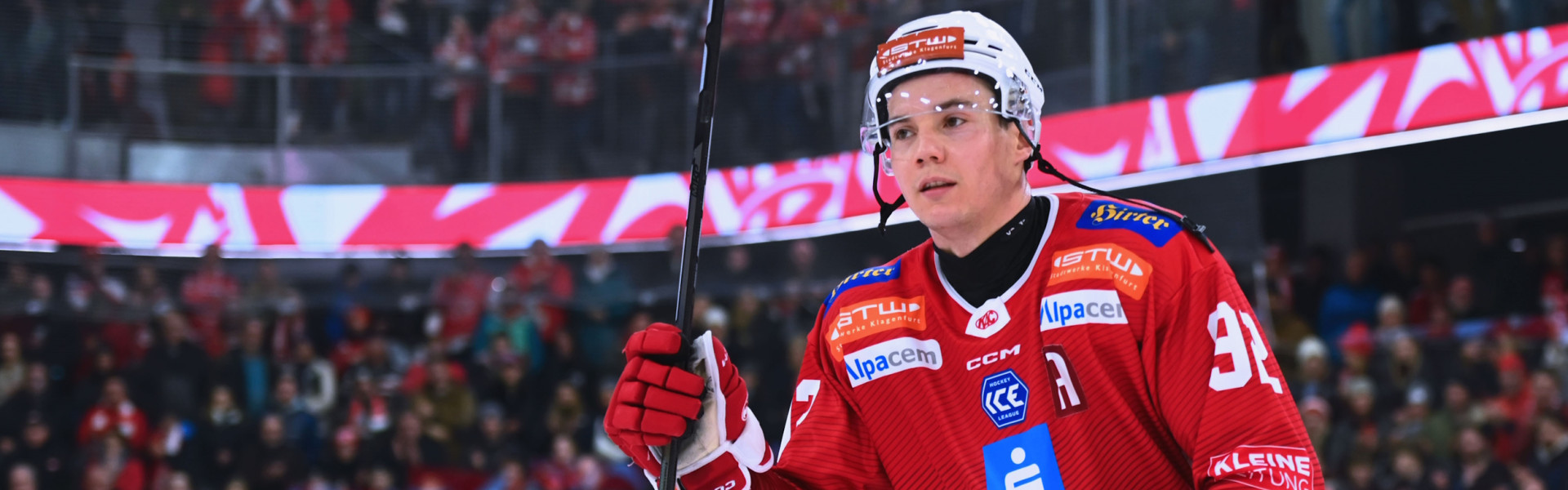 Clemens Unterweger wird auch im kommenden Spieljahr das Trikot des EC-KAC überstreifen