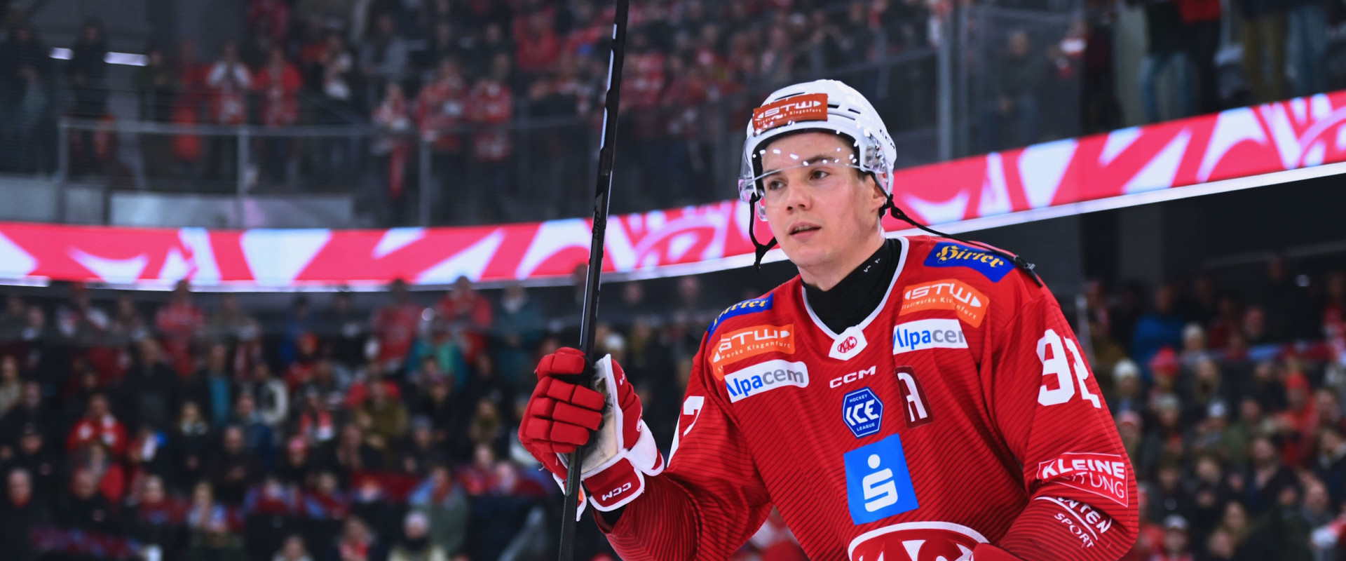 Clemens Unterweger wird auch im kommenden Spieljahr das Trikot des EC-KAC überstreifen
