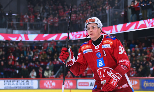 Clemens Unterweger wird auch im kommenden Spieljahr das Trikot des EC-KAC überstreifen