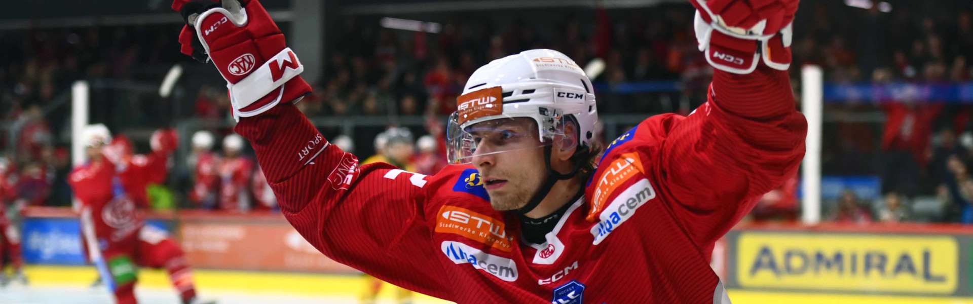 David Maier wird auch in der Saison 2025/26 im Trikot seines Heimatvereins jubeln | Bildrechte: EC-KAC/Florian Pessentheiner