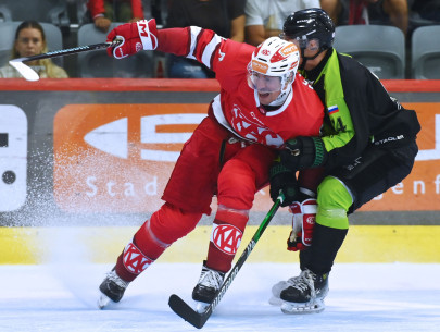 Nick Petersen traf gleich im ersten Testspiel, nach mustergültigem Forecheck von Simeon Schwinger erzielte der Kanadier das Tor zum 2:0 Nick Petersen traf gleich im ersten Testspiel, nach mustergültigem Forecheck von Simeon Schwinger erzielte der Kanadier das Tor zum 2:0