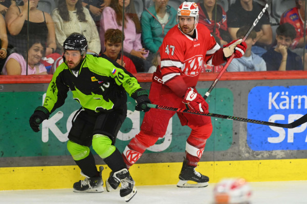 Neuzugang Jordan Murray verteidigte in seinem ersten Spiel im KAC-Trikot an der Seite von Thimo Nickl