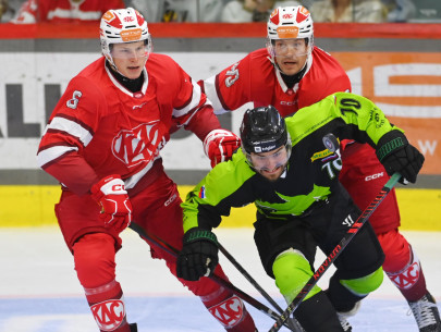 Tobias Sablattnig und Matt Fraser kümmern sich um den Ex-KACler Rok Kapel Tobias Sablattnig und Matt Fraser kümmern sich um den Ex-KACler Rok Kapel