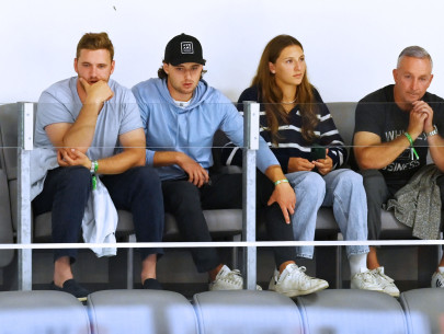 Klagenfurts NHL-Export Marco Kasper verfolgte das Testspiel der Rotjacken gemeinsam mit seiner Familie von der Tribüne aus