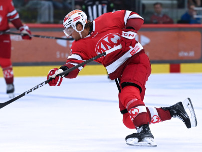 Mathias From war einer der Aktivposten im Spiel der Rotjacken, auch bei seinem Stangenschuss fehlten nur Zentimeter zum Torerfolg Mathias From war einer der Aktivposten im Spiel der Rotjacken, auch bei seinem Stangenschuss fehlten nur Zentimeter zum Torerfolg