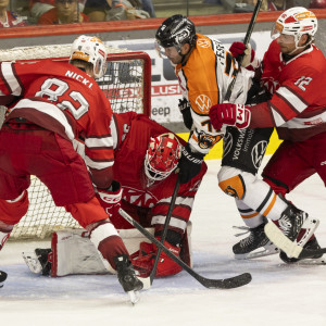 Florian Vorauer hatte gegen Wolfsburg vor allem im zweiten und dritten Drittel alle Hände voll zu tun Florian Vorauer hatte gegen Wolfsburg vor allem im zweiten und dritten Drittel alle Hände voll zu tun