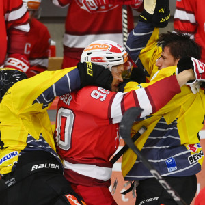 Die unrühmlichste Szene im Spiel: Zane Franklin sprang von hinten in einen Faustkampf zwischen Fraser und Hackl, kassierte dafür aber nur zwei Strafminuten Die unrühmlichste Szene im Spiel: Zane Franklin sprang von hinten in einen Faustkampf zwischen Fraser und Hackl, kassierte dafür aber nur zwei Strafminuten