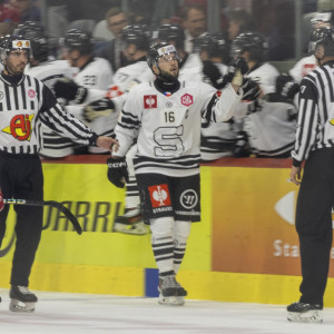 Mārtiņš Dzierkals verwertete zwei Alleingänge zu den ersten beiden Treffern im Spiel Mārtiņš Dzierkals verwertete zwei Alleingänge zu den ersten beiden Treffern im Spiel