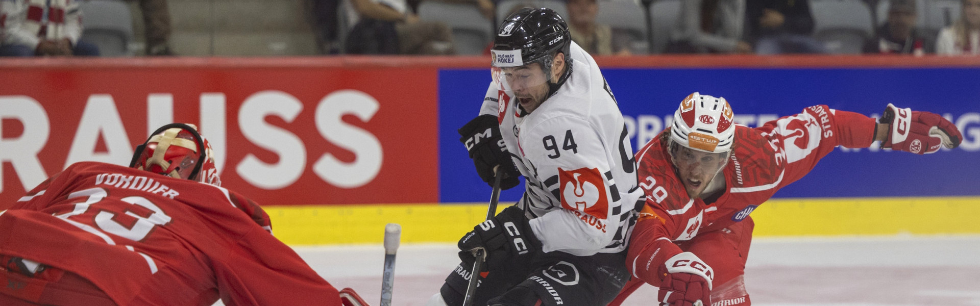 Die Rotjacken mussten sich zum Auftakt ihrer sechsten CHL-Teilnahme Sparta Prague mit 1:4 geschlagen geben.