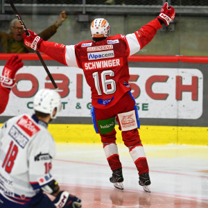 Simeon Schwinger erzielte bereits in der zweiten Spielminute den ersten ICE-Treffer der Rotjacken 2025/26