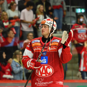 Simeon Schwinger konnte sich auf der Ehrenrunde als Spieler des Abends feiern lassen Simeon Schwinger konnte sich auf der Ehrenrunde als Spieler des Abends feiern lassen