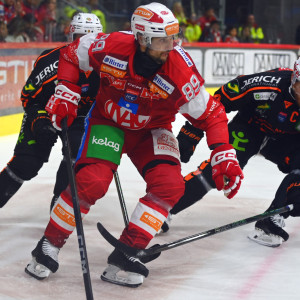 Raphael Herburger leistete die schöne Vorlage zum zweiten KAC-Treffer des Abends, erzielt von Simeon Schwinger Raphael Herburger leistete die schöne Vorlage zum zweiten KAC-Treffer des Abends, erzielt von Simeon Schwinger