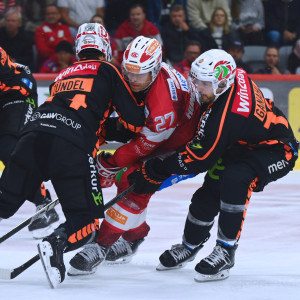 Kapitän Thomas Hundertpfund wurde von Graz in die Zange genommen Kapitän Thomas Hundertpfund wurde von Graz in die Zange genommen