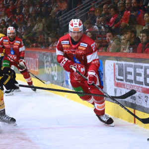 Kapitän Thomas Hundertpfund musste im ersten Drittel gestützt vom Eis, kehrte im zweiten in die Partie zurück und lieferte den tollen Assist zum Overtime-Winner Kapitän Thomas Hundertpfund musste im ersten Drittel gestützt vom Eis, kehrte im zweiten in die Partie zurück und lieferte den tollen Assist zum Overtime-Winner