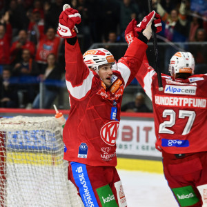 Simeon Schwinger schoss den EC-KAC in der Verlängerung zum Sieg und punktete damit im fünften Ligaspiel hintereinander Simeon Schwinger schoss den EC-KAC in der Verlängerung zum Sieg und punktete damit im fünften Ligaspiel hintereinander